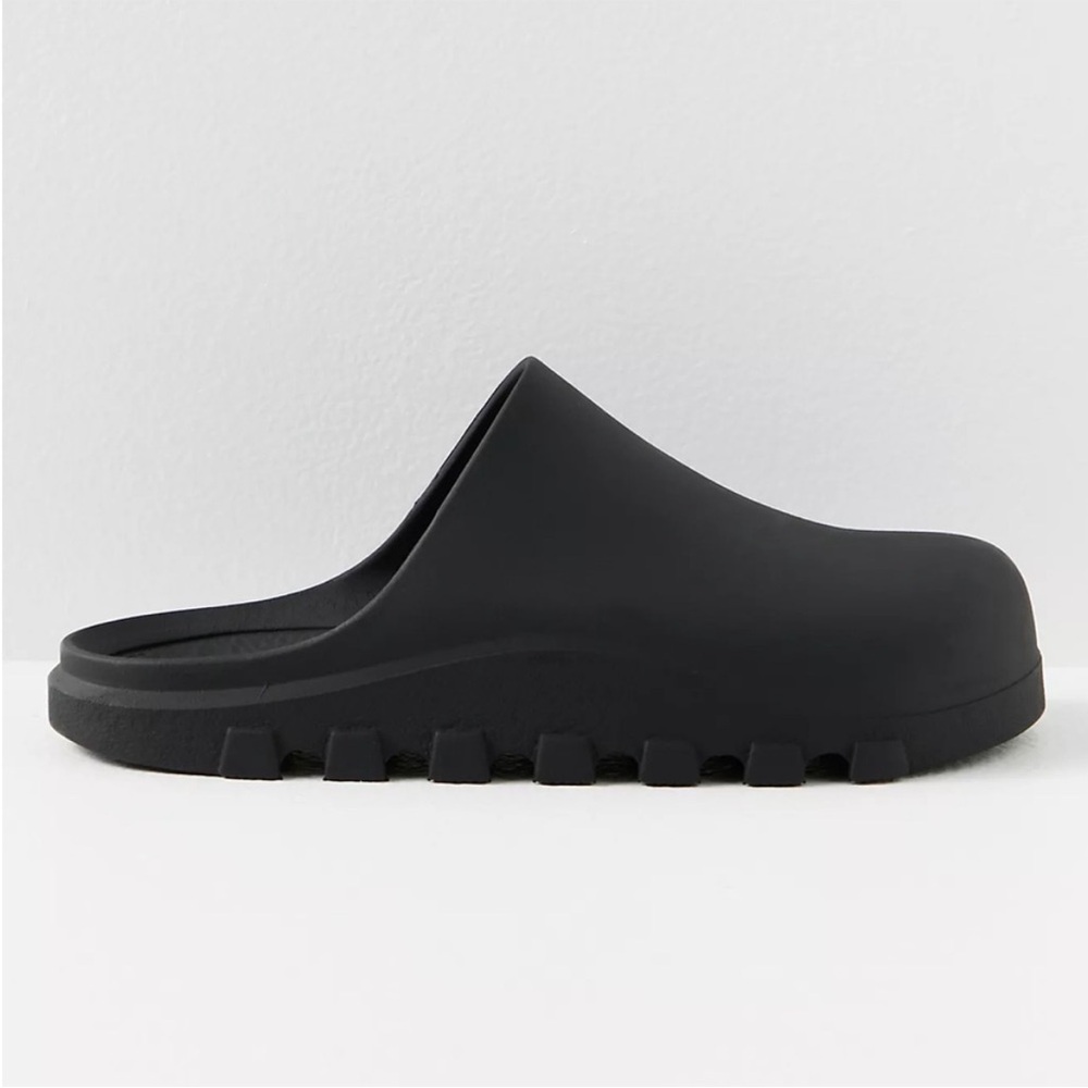 Free people FP movement black slip on mules/clogs size 35/36 halftime clogs
